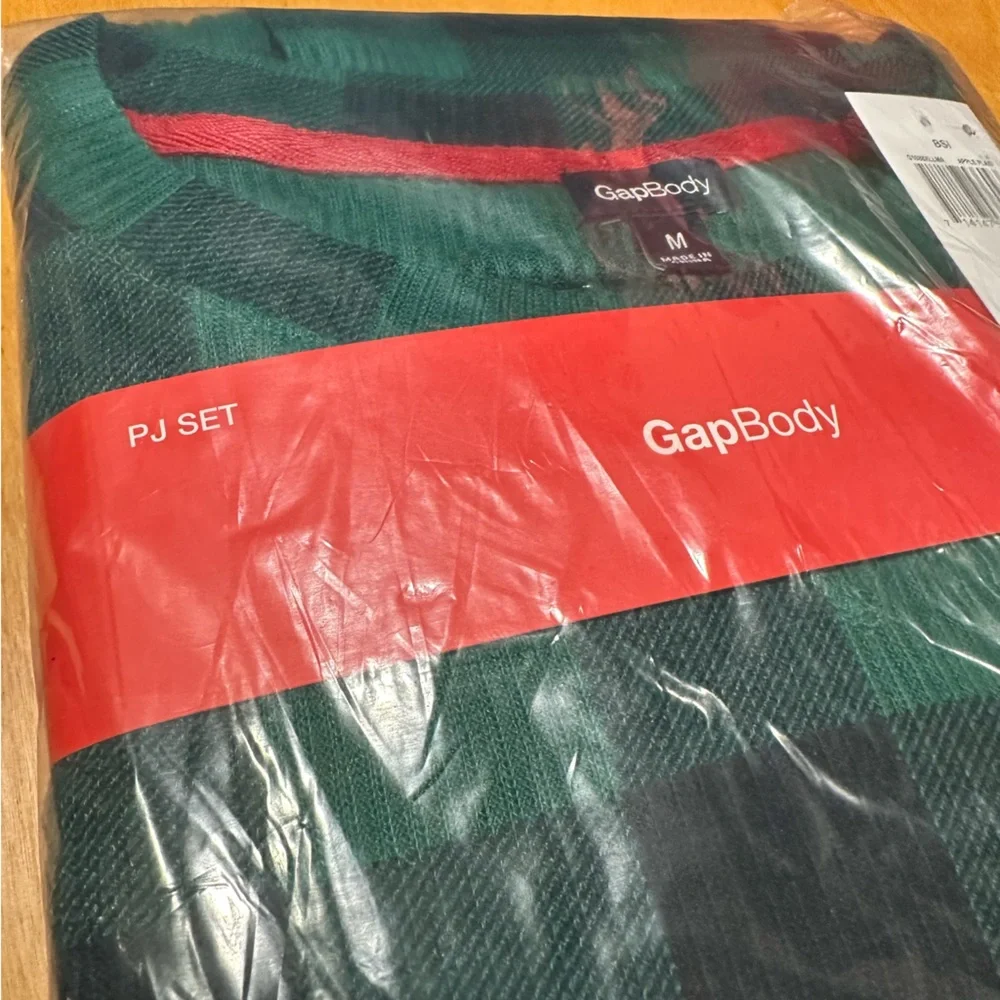 NWT Gap Long Sleeve and Jogger Pajama Set in Green Black Plaid